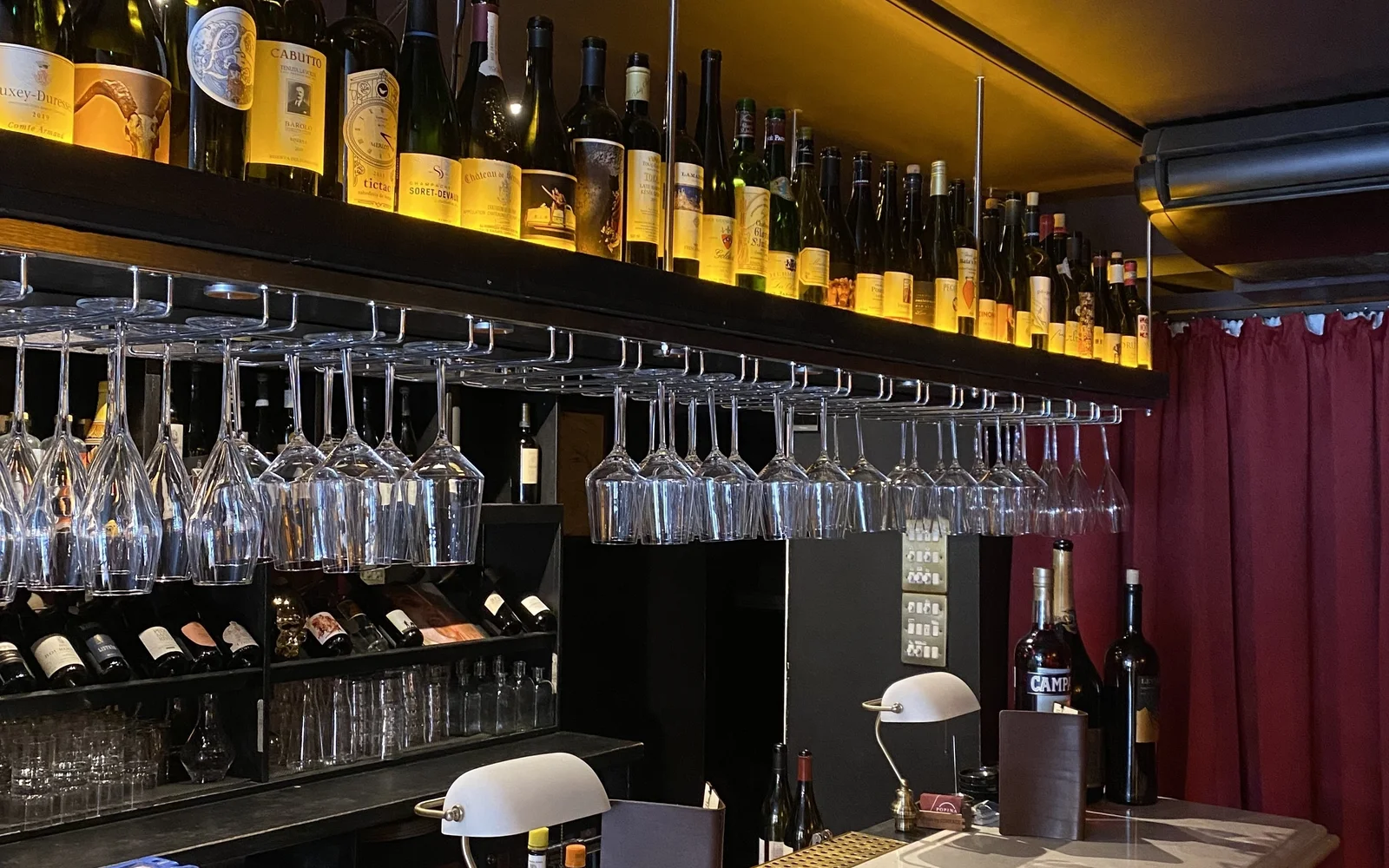 Lynrace bar upstairs 